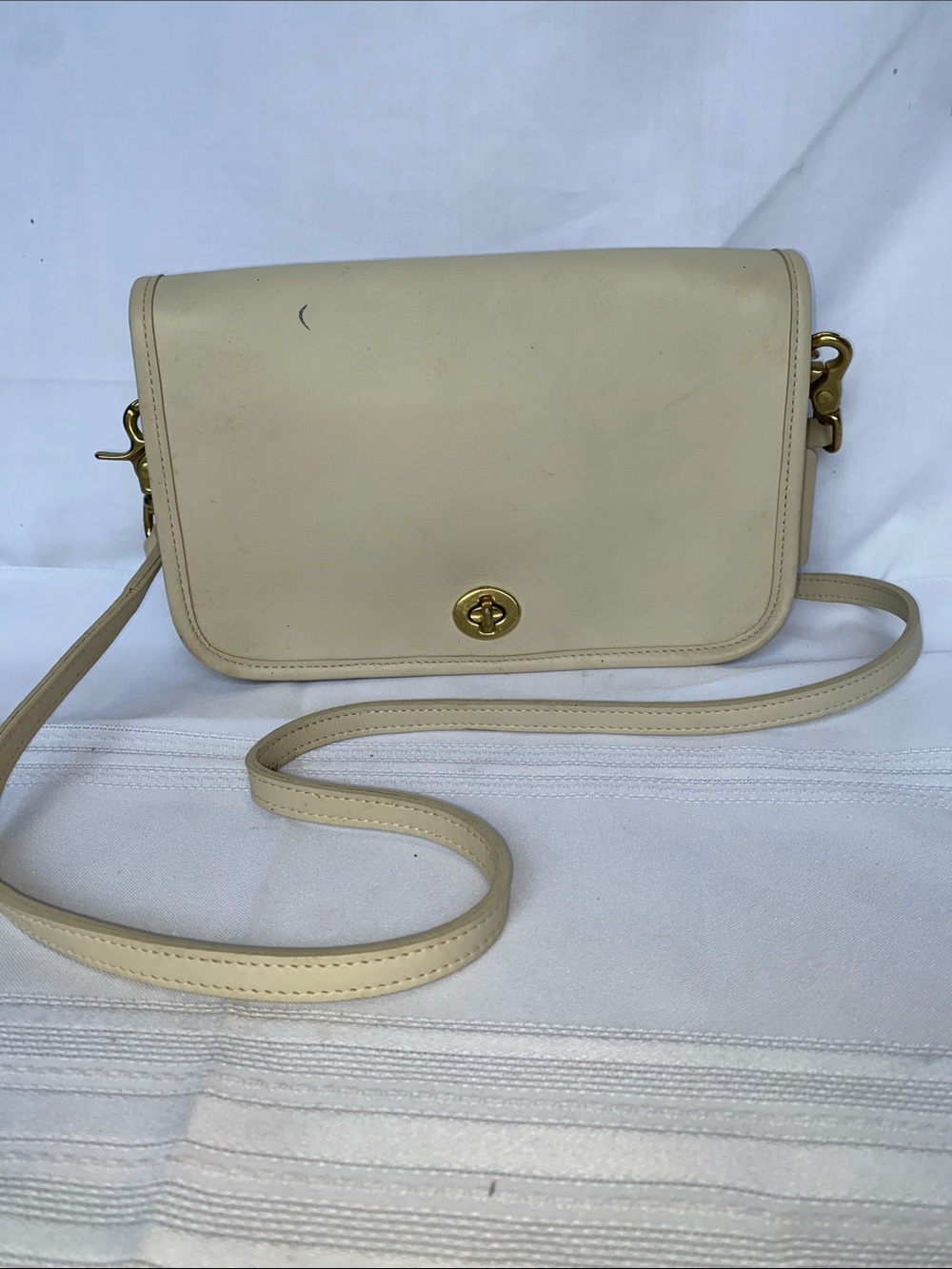 Vintage Coach 9755 Pocket Purse Leather Crossbody Bag Turn-Lock Closure Bone